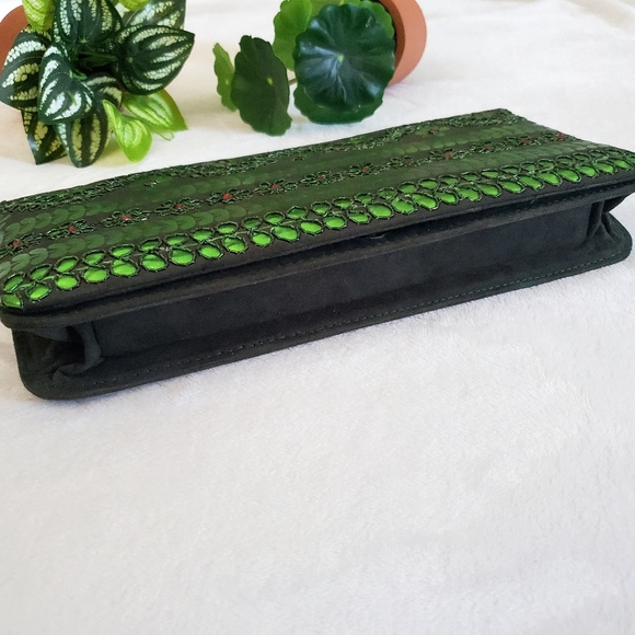 Floral embroidered hologram pattern velvet clutch bag - Picture 3 of 7